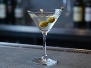 Read more about the article 9 Cocktail Drinks Recipes to Impress Your Guests (Simple & Elegant)